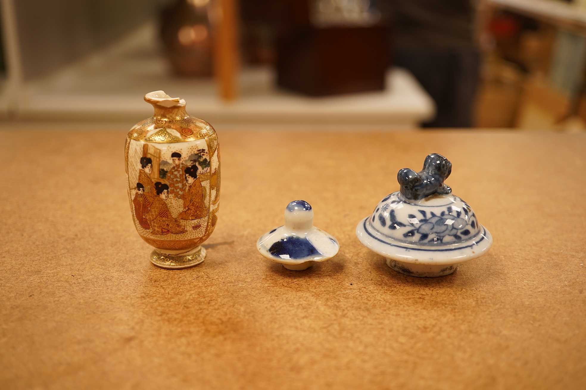 A mixed group of Chinese and Japanese ceramics (6)